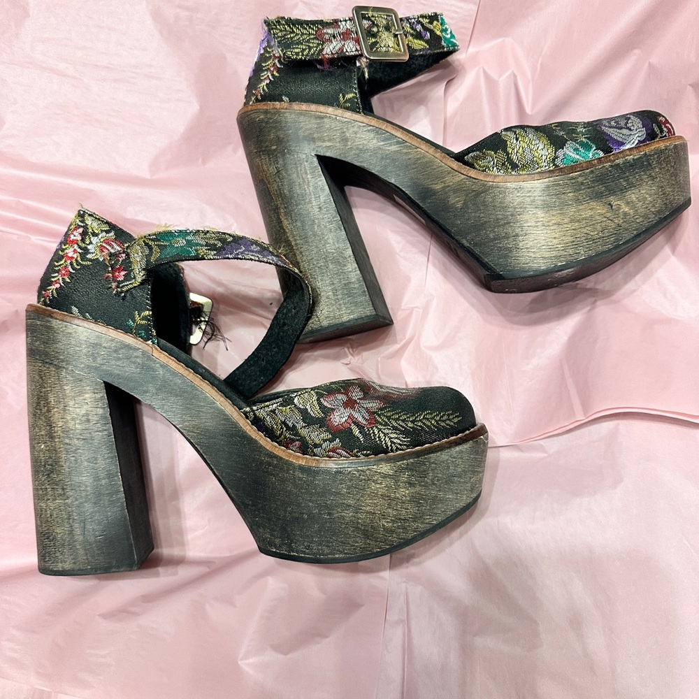 Free People ‘STARLET’ Black Floral Embroidered Wood Platform Mary Jane Heels - Picture 3 of 11